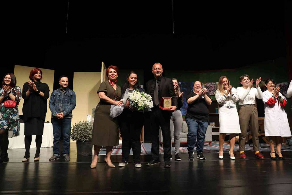 KKTC Güzelyurt Belediyesi Şehir Tiyatrosu, ’OKB OKB’ oyununun prömiyerini Mersin’de yaptı
