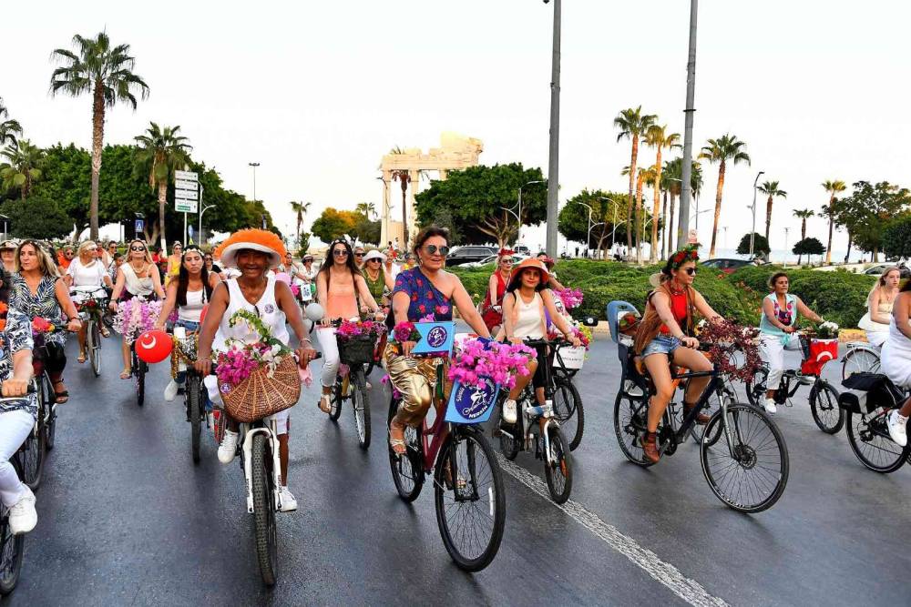 Bisikletseverler ’Süslü Kadınlar Bisiklet Turu’nda pedal çevirdi