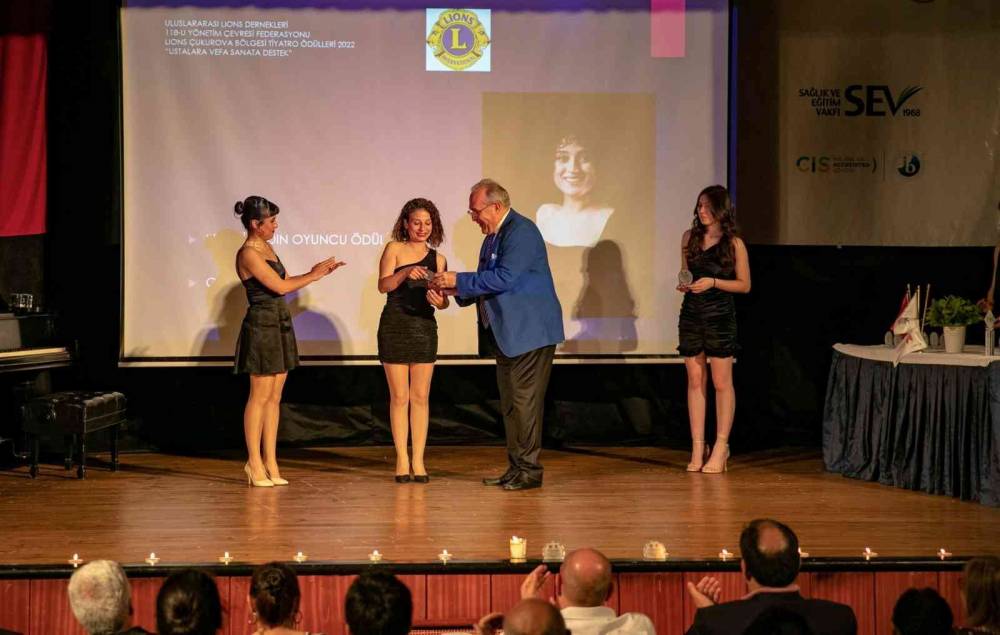 Başkan Seçer’e ’yılın sanat öncüsü’ ödülü
