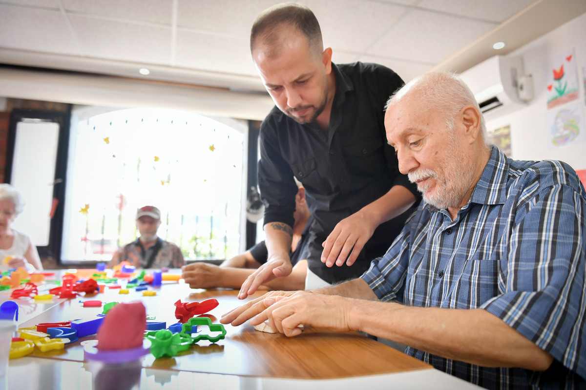 ALZHEIMER HASTALARI, HAYATA BÜYÜKŞEHİR’LE GÜLÜMSÜYOR