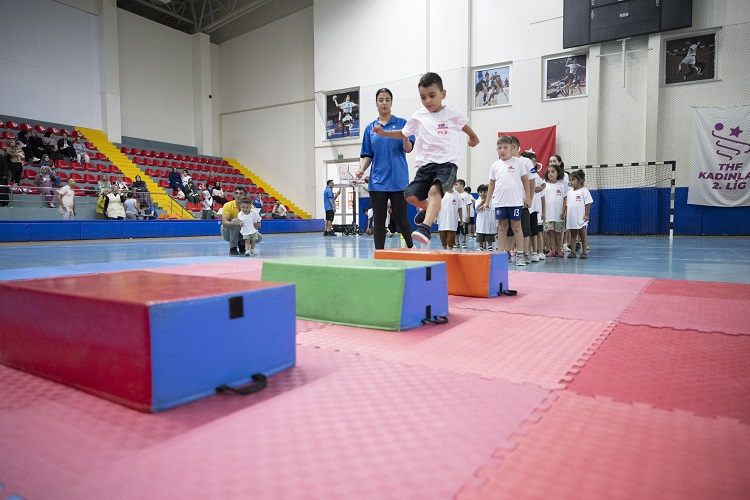 BÜYÜKŞEHİR’İN ÖRNEK PROJESİ SPORBÜS 8 BİNE YAKIN ÇOCUĞA ULAŞTI